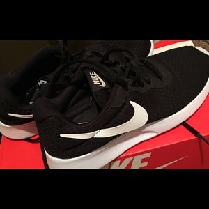 Women’s Nike Tanjun sneakers